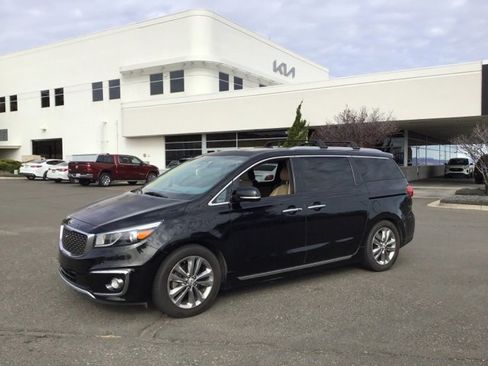 Used 2017 Kia Sedona SX Limited w/ Option Group 030 image 2