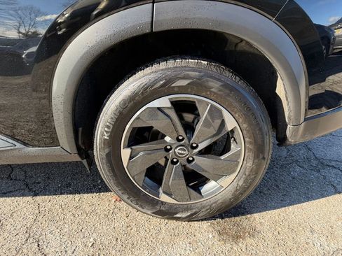 Used 2024 Nissan Rogue SV image 11