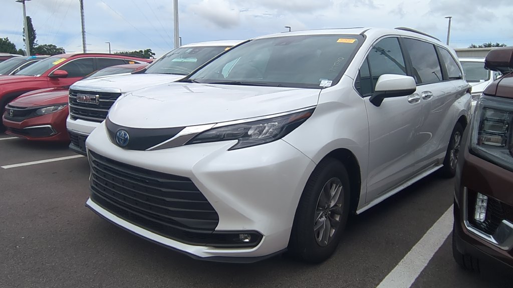 Used 2025 Toyota Sienna XLE FWD image 1