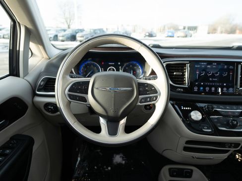 Used 2020 Chrysler Pacifica Limited w/ Advanced Safetytec Group image 21