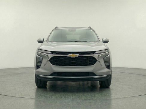Used 2025 Chevrolet Trax LT w/ LT Convenience Package image 2