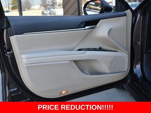 Used 2019 Toyota Camry LE image 11