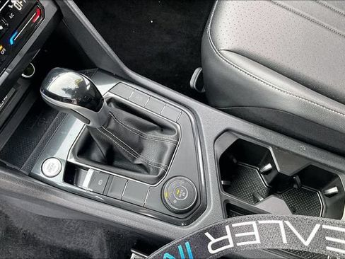Used 2023 Volkswagen Tiguan SE AWD/4WD image 19