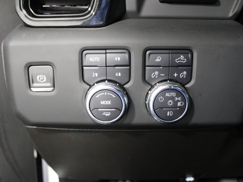 Used 2024 GMC Sierra 2500 AT4X image 8