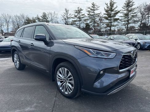 Used 2025 Toyota Highlander Platinum image 3