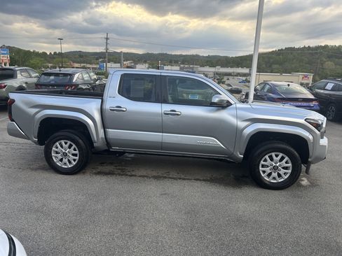 Used 2025 Toyota Tacoma SR5 AWD/4WD image 11