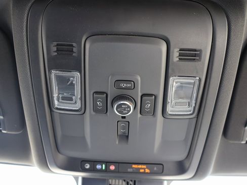 New 2025 Chevrolet Suburban Premier image 20