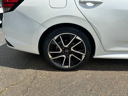 Used 2025 Nissan Sentra SR w/ SR Premium Package FWD image 5