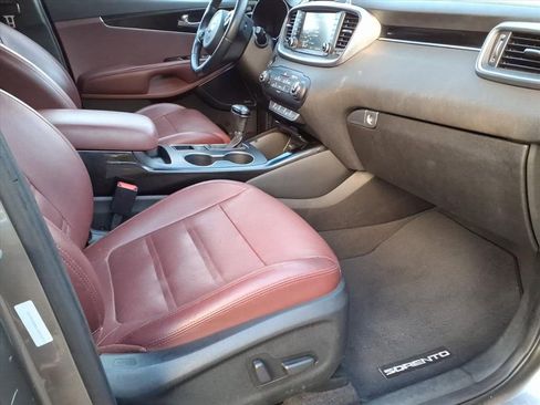 Used 2018 Kia Sorento SX image 9