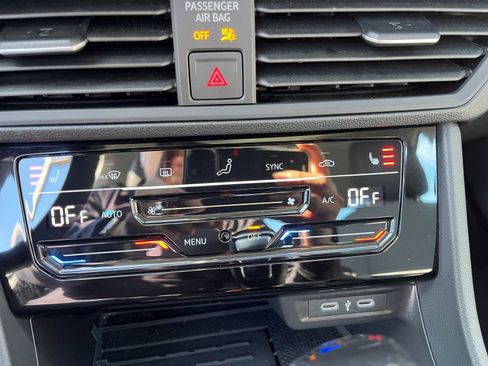 Used 2025 Volkswagen Jetta SE image 24