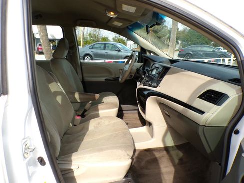 Used 2012 Toyota Sienna w/ Towing Pkg image 16