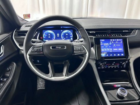 Used 2025 Jeep Grand Cherokee Altitude AWD/4WD image 3