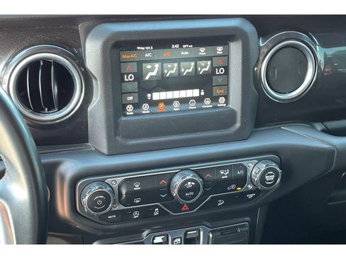 Used 2020 Jeep Wrangler Unlimited Sahara image 27