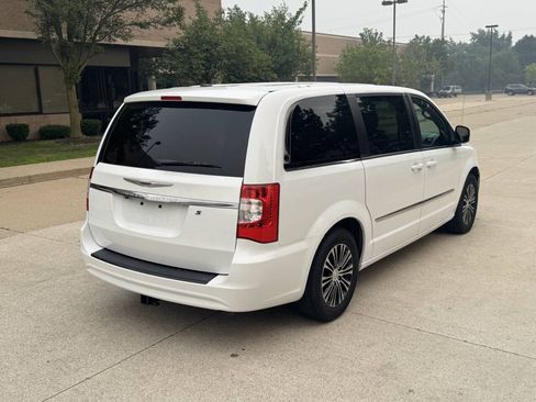 Used 2014 Chrysler Town & Country S FWD image 6