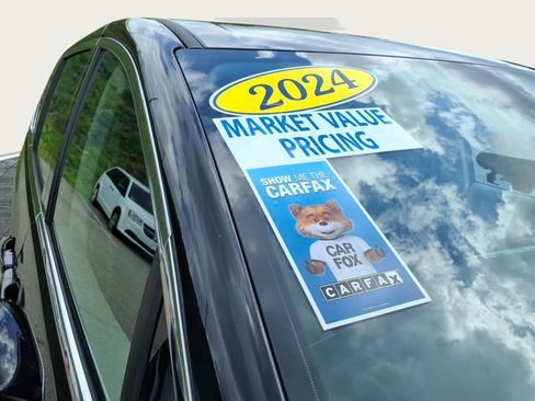 Used 2024 Chrysler Pacifica Limited FWD image 9