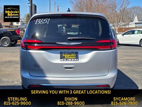 Used 2024 Chrysler Pacifica Touring-L image 8