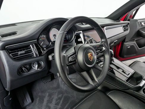 Certified 2022 Porsche Macan S AWD/4WD image 4