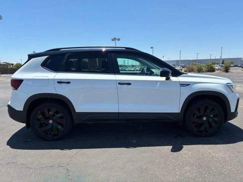 Used 2024 Volkswagen Taos SE AWD/4WD image 7