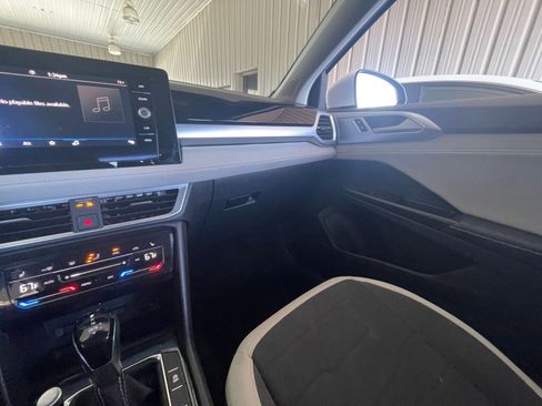 Used 2025 Volkswagen Taos SE image 33