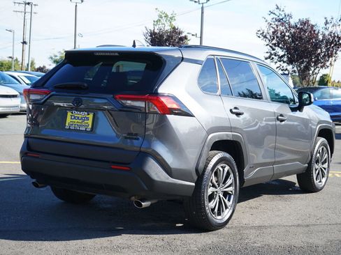 Used 2022 Toyota RAV4 XLE Premium image 6