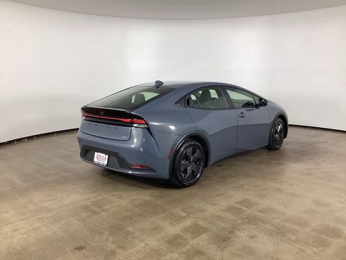 Used 2025 Toyota Prius LE FWD image 5
