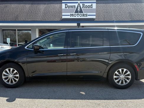 Used 2018 Chrysler Pacifica Touring Plus FWD image 2