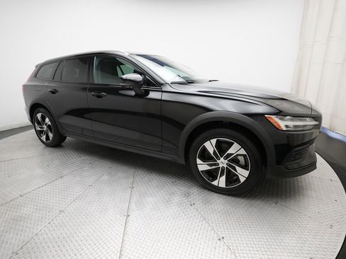 Used 2025 Volvo V60 B5 Cross Country Plus image 37