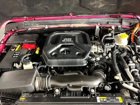 Used 2022 Jeep Wrangler Unlimited Sahara w/ Cold Weather Group image 31