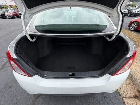 Used 2016 Nissan Versa SV FWD image 9