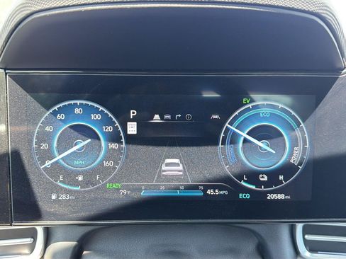 Used 2025 Hyundai Elantra Limited FWD image 3