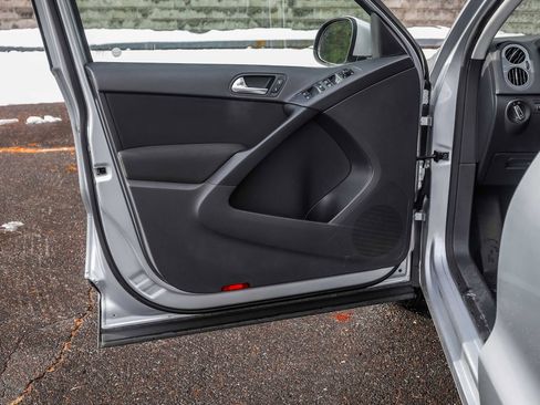 Used 2017 Volkswagen Tiguan Limited w/ Premium Package image 20