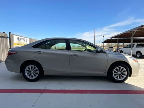 Used 2015 Toyota Camry LE image 19