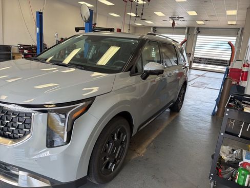 Used 2025 Kia Carnival SX FWD image 6