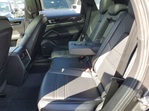 Used 2022 Porsche Cayenne image 11