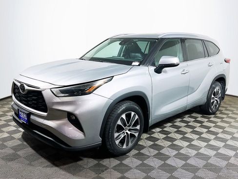 Used 2022 Toyota Highlander XLE AWD/4WD image 4
