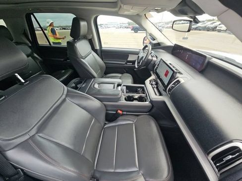 Used 2025 Ford Expedition Active AWD/4WD image 9