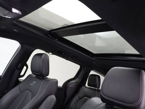 Used 2023 Chrysler Pacifica Touring-L w/ S Appearance Package image 16