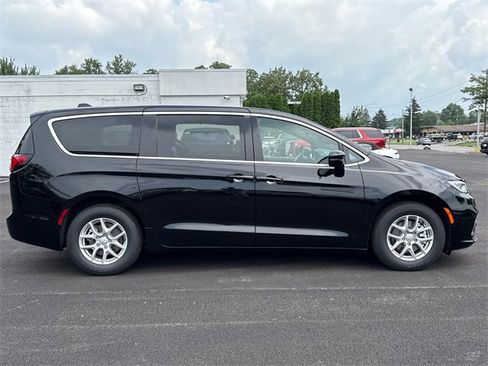 New 2025 Chrysler Pacifica Select image 6