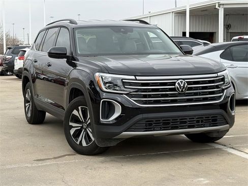 Used 2025 Volkswagen Atlas SE image 2