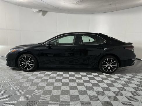 Used 2021 Toyota Camry SE FWD image 5