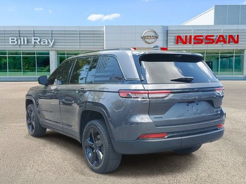 Used 2022 Jeep Grand Cherokee Limited w/ Luxury Tech Group II AWD/4WD image 3
