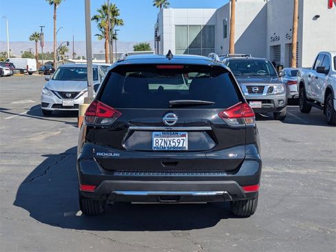 Used 2018 Nissan Rogue SV image 4