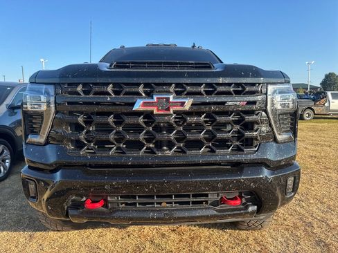 Used 2025 Chevrolet Silverado 2500 ZR2 w/ Technology Package AWD/4WD image 2