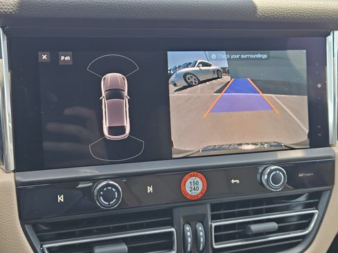 Certified 2026 Porsche Macan AWD/4WD image 18