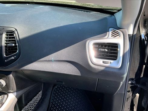 Used 2018 Jeep Compass Latitude w/ Cold Weather Group AWD/4WD image 26