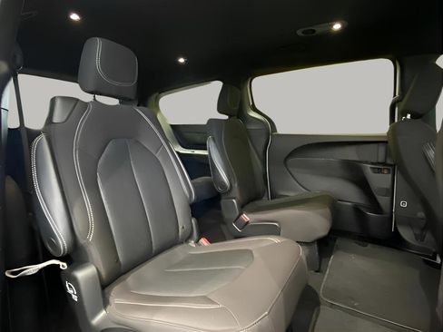 Used 2023 Chrysler Pacifica Touring FWD image 21