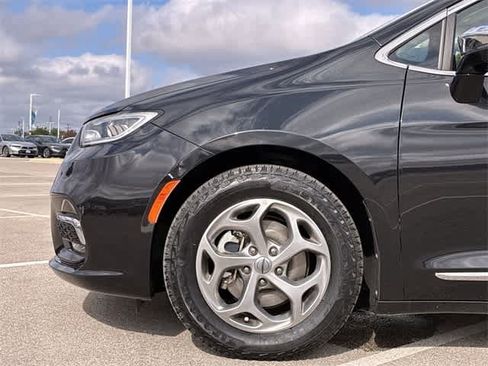 Used 2023 Chrysler Pacifica Limited image 14