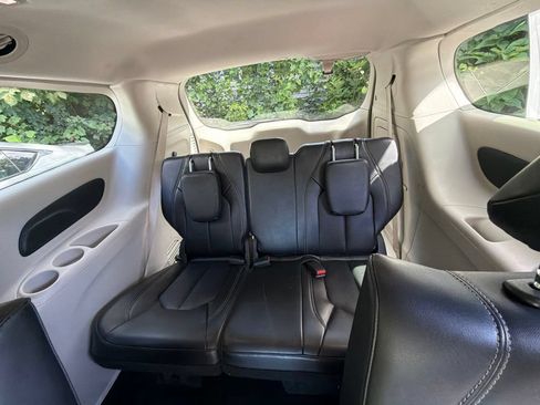 Used 2024 Chrysler Pacifica Limited FWD image 11