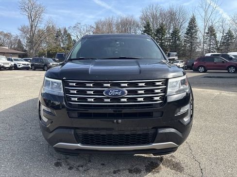 Used 2017 Ford Explorer XLT image 3