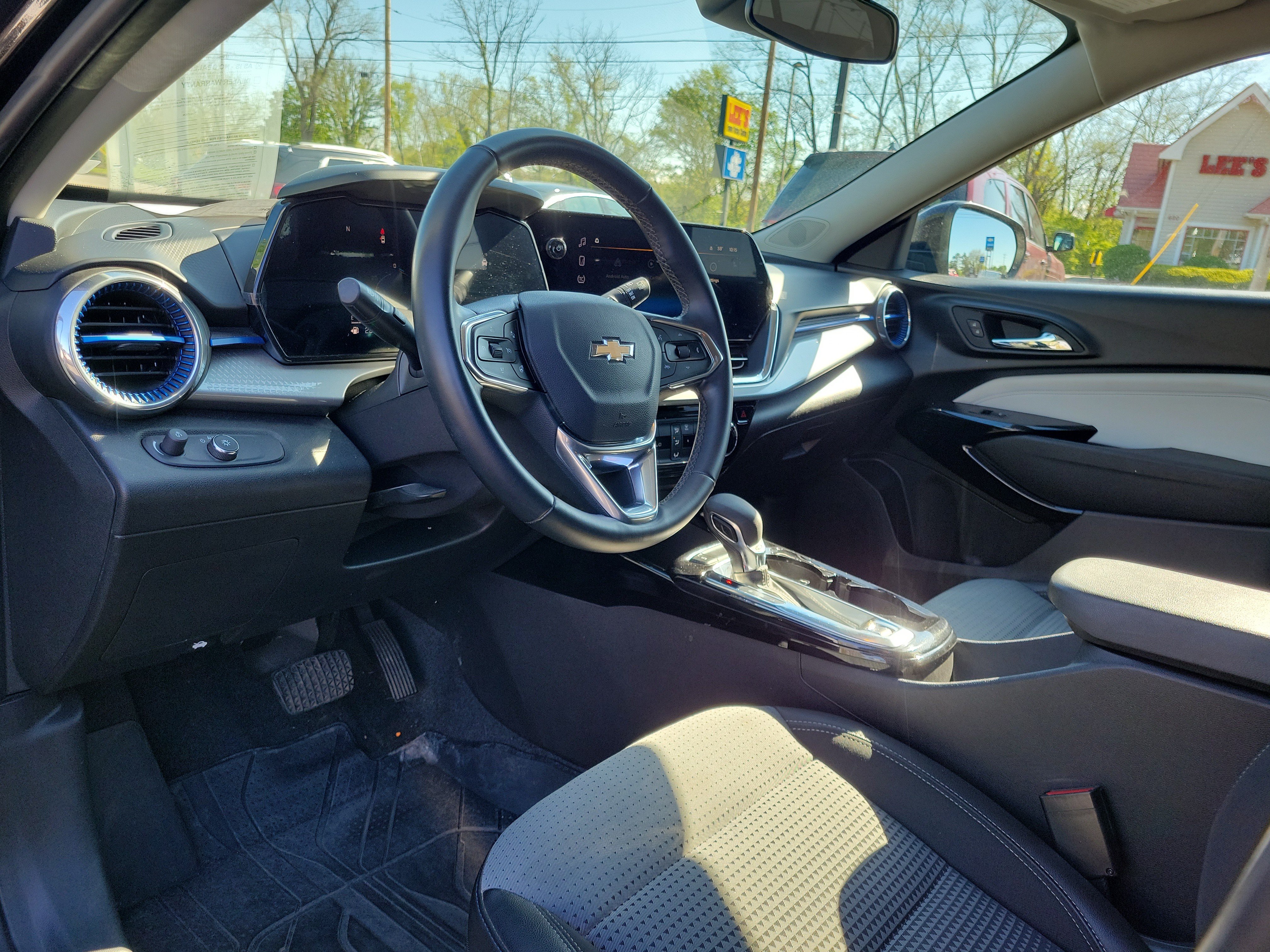 Used 2024 Chevrolet Trax LT w/ LT Convenience Package FWD image 19